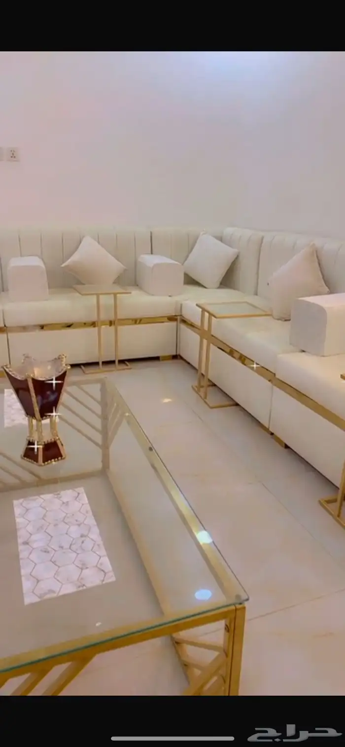 كنب بحاله جيدة مع طاوله بالنص ثنتين كبيره وطاولات جانبيه 1