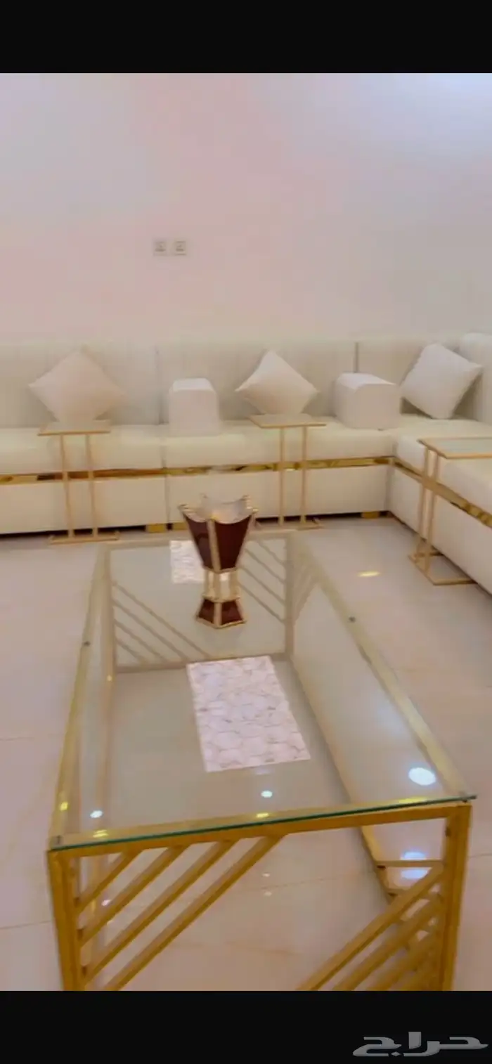 كنب بحاله جيدة مع طاوله بالنص ثنتين كبيره وطاولات جانبيه 0