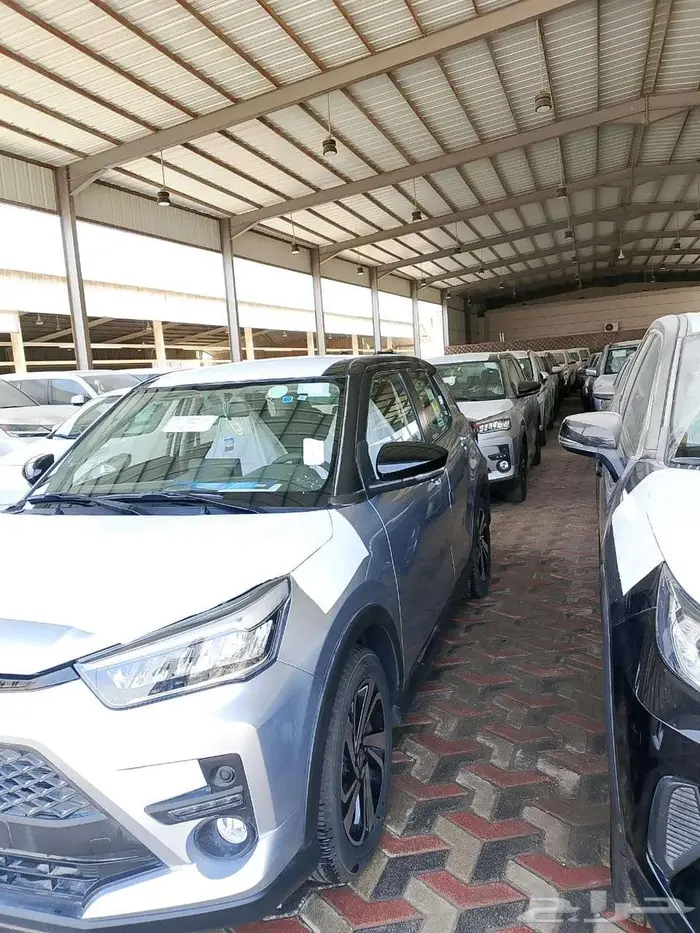 تويوتا رايز 2024 ليمتد ابيض وفضى سقف اسود 3