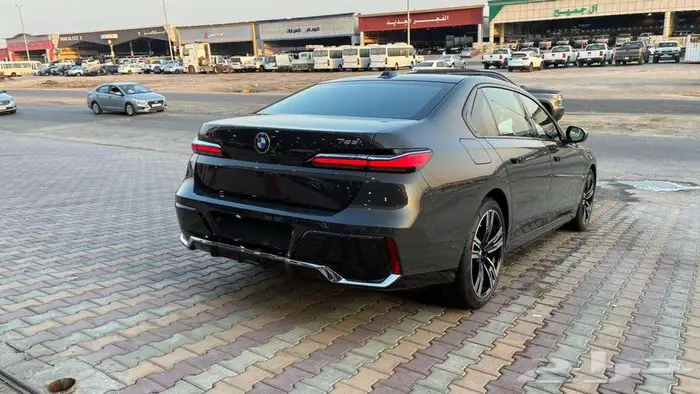 بي أم دبليو 735i موديل 2026 فل كامل أند فجول جديد M Kit 6