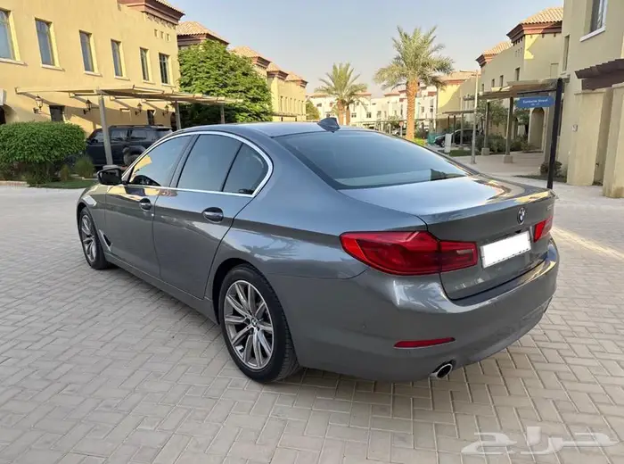 BMW 520i Luxury Line   موديل 2020 6