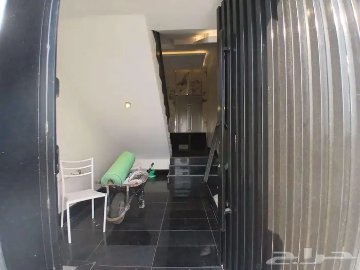 للبيع روف علوى مع ملحق مدخل مستقل VIP من 600 ألف حي الوسام 4