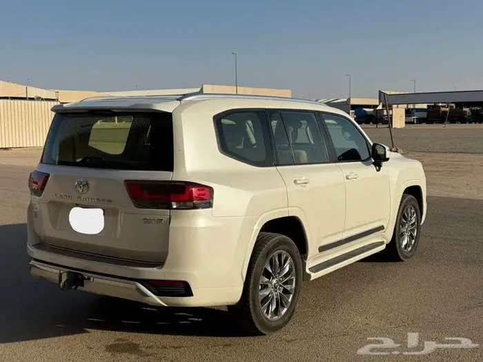 تويوتا لاندكروزر GXR L3 موديل 2023 سعودي حالة ممتازة جدا 5