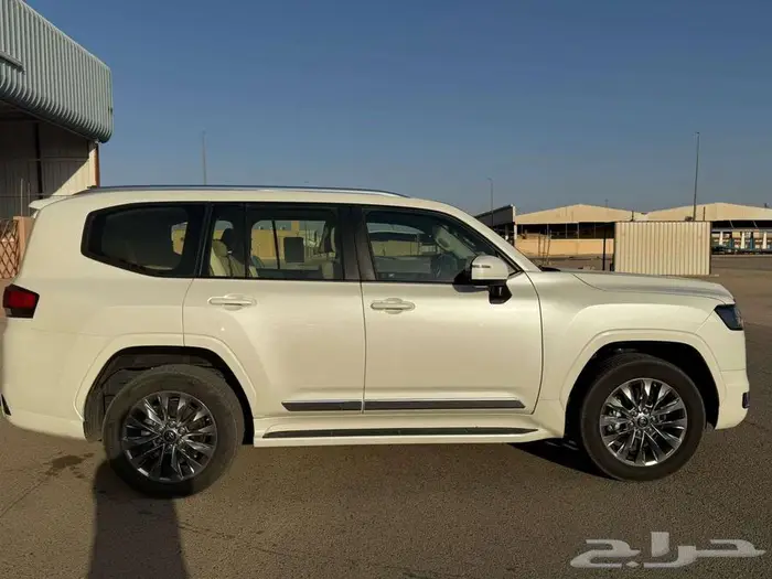 تويوتا لاندكروزر GXR L3 موديل 2023 سعودي حالة ممتازة جدا 7