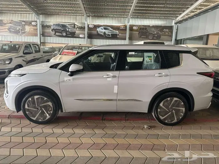 ميتسوبيشي اوتلاندر فل كامل و نص فل واستاندر 2025 6