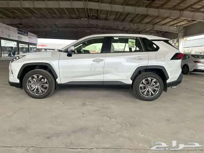 تويوتا راف فور XlE دبل بنزين 2025 3