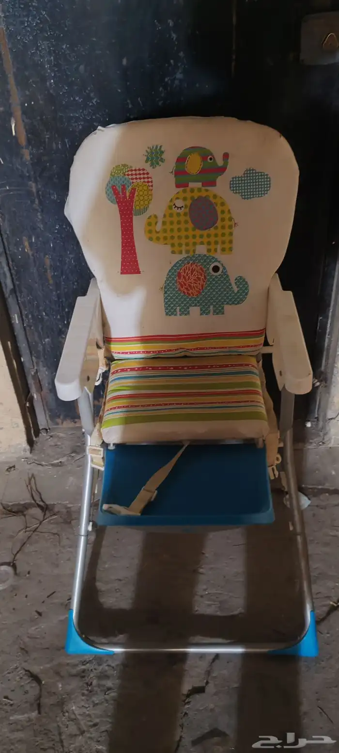 مشايه أطفال وكرسي أطفال وسرير وابواب خشبيه وتلفزيون 2