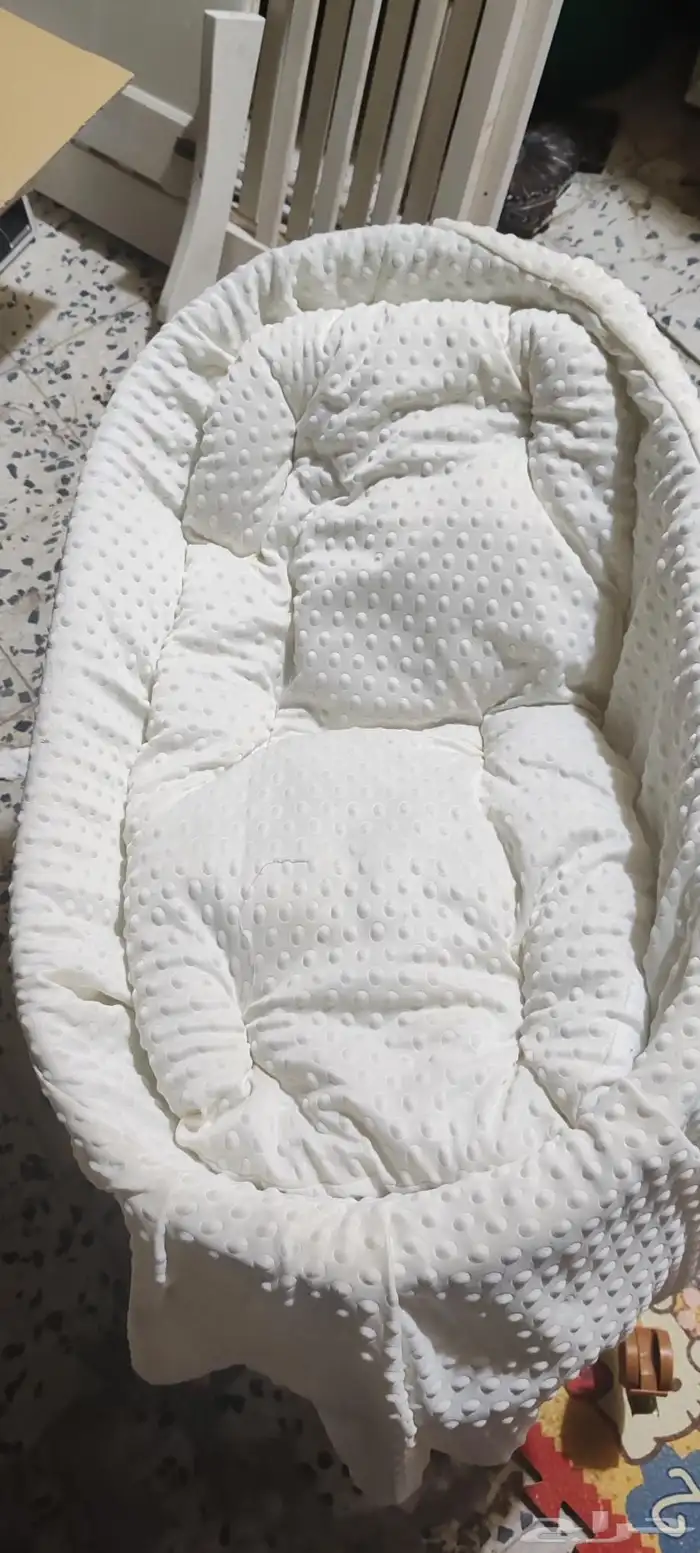 مشايه أطفال وكرسي أطفال وسرير وابواب خشبيه وتلفزيون 7