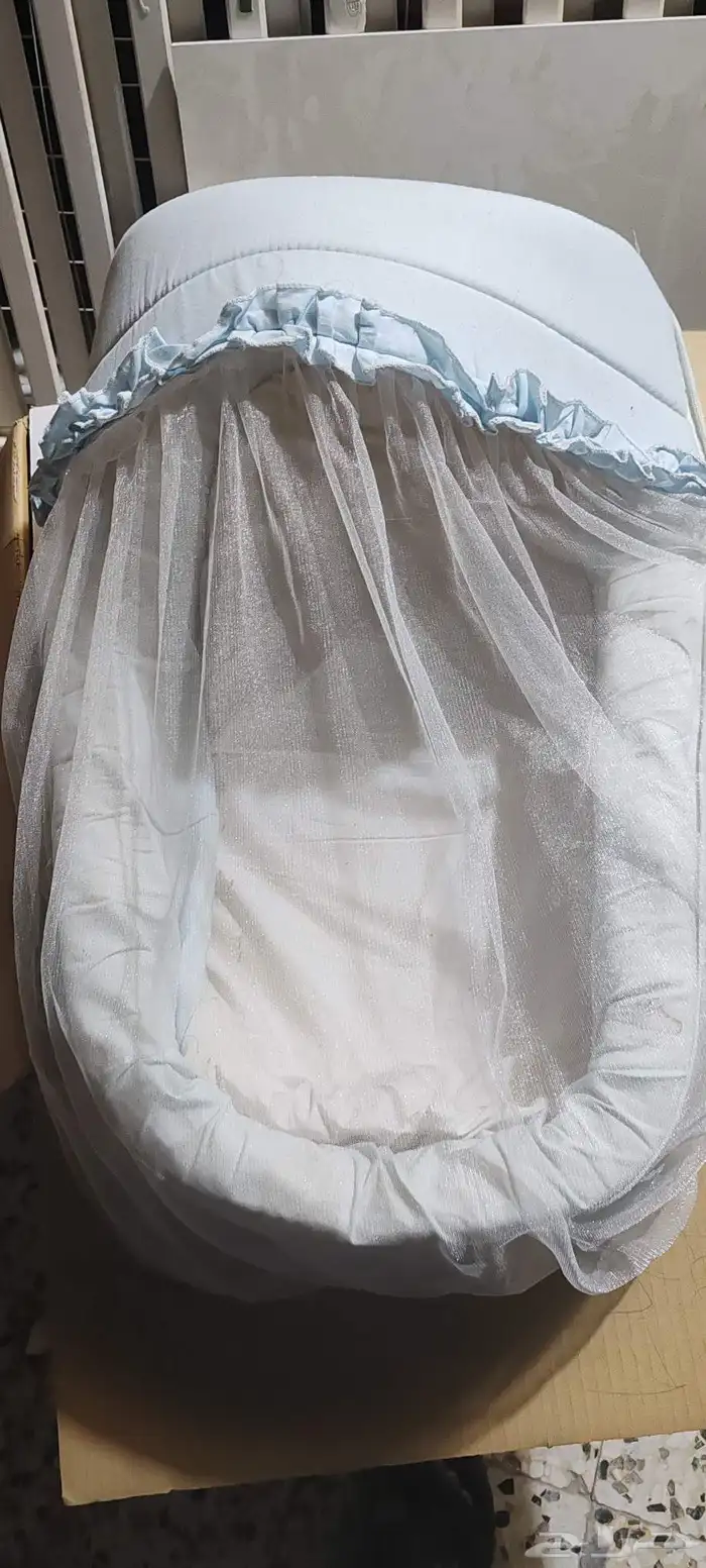 مشايه أطفال وكرسي أطفال وسرير وابواب خشبيه وتلفزيون 6