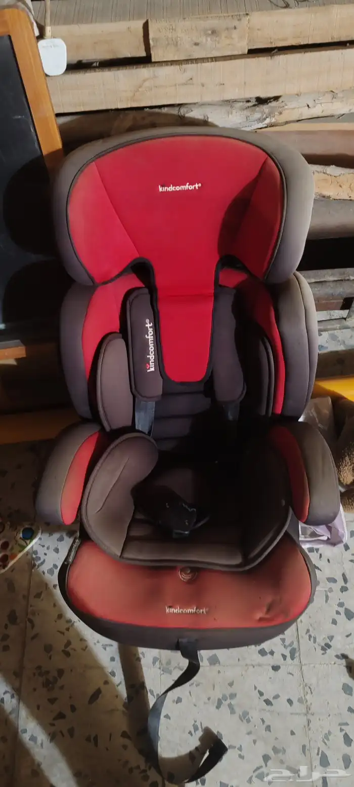 مشايه أطفال وكرسي أطفال وسرير وابواب خشبيه وتلفزيون 1