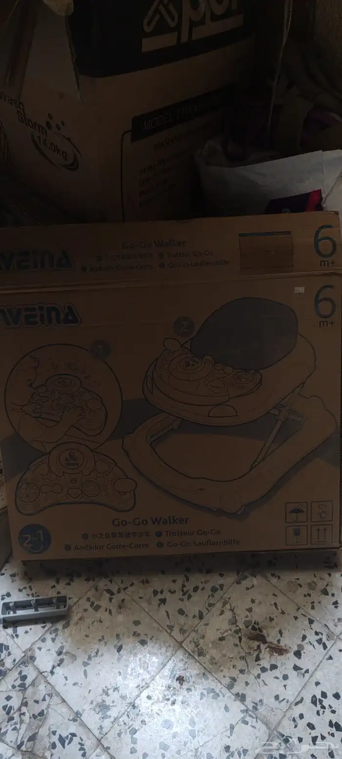 مشايه أطفال وكرسي أطفال وسرير وابواب خشبيه وتلفزيون 0