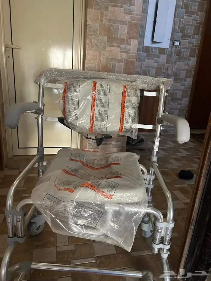 كرسي حمام متحرك لكبار السن والمعاقين 0