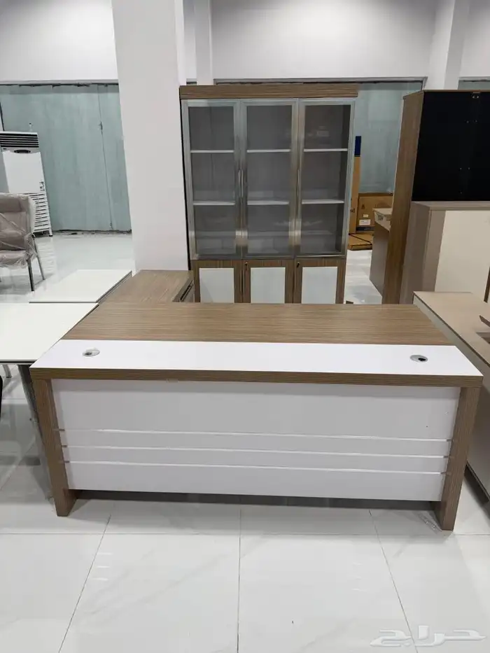 طاولة مكتب بلمسة فنية بأحجام مختلفة 48