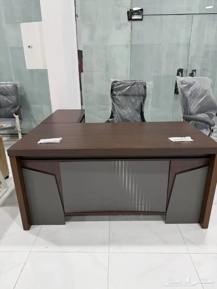 طاولة مكتب بلمسة فنية بأحجام مختلفة 43