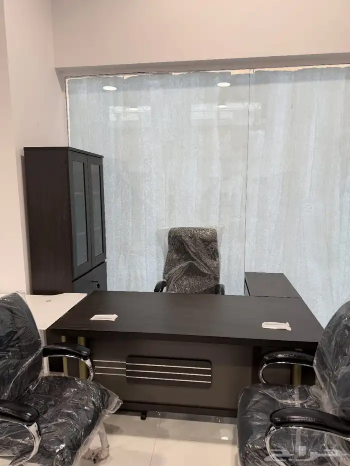 طاولة مكتب بلمسة فنية بأحجام مختلفة 20