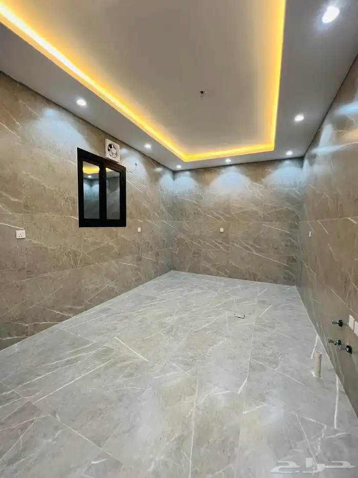 للبيع شقه ارضيه وشقه علويه حي البوادي المربع الذهبي 13