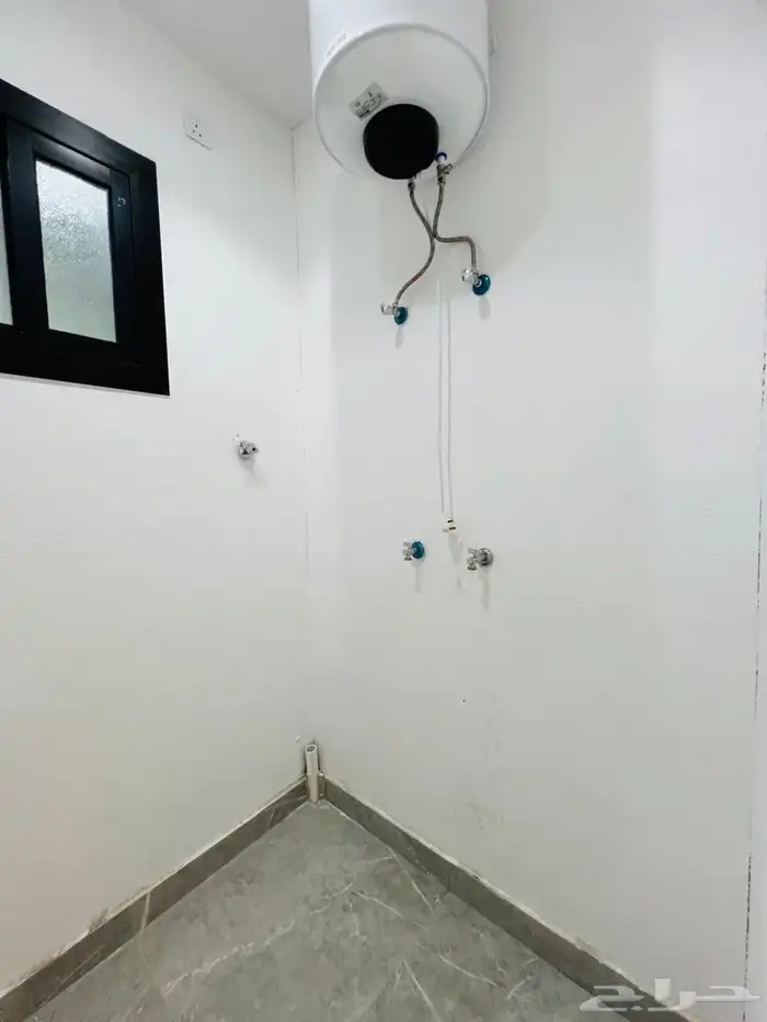 للبيع شقه ارضيه وشقه علويه حي البوادي المربع الذهبي 14