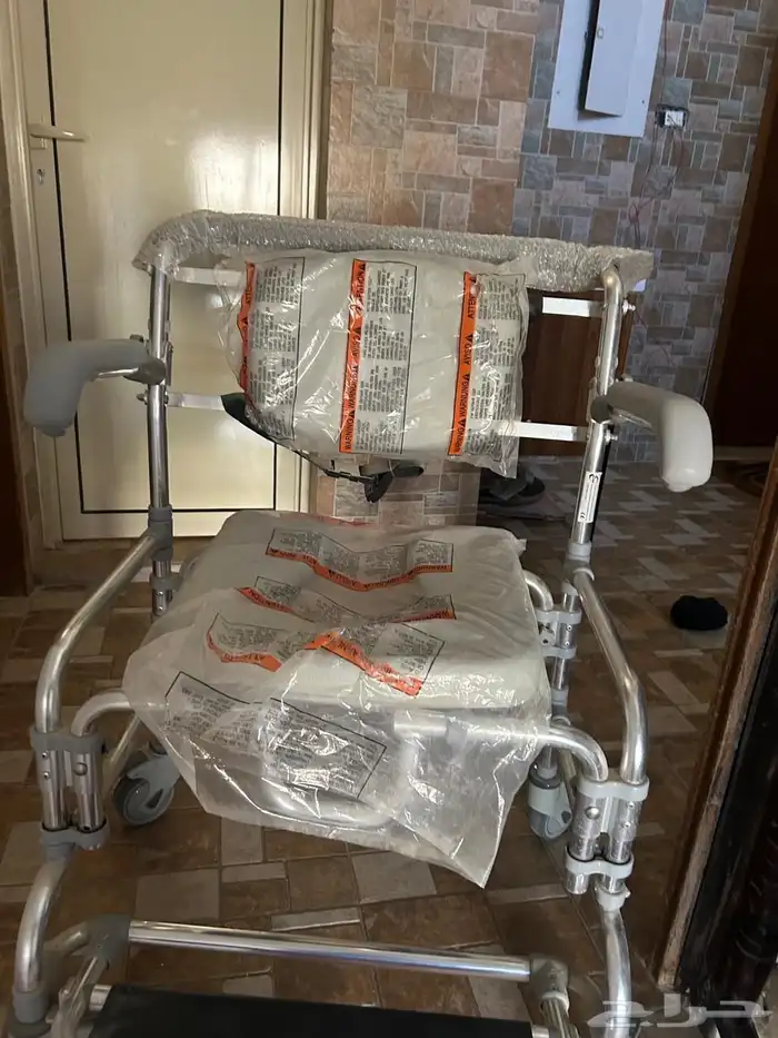 كرسي حمام متحرك لكبار السن والمعاقين 1