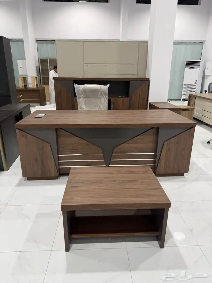 طاولة مكتب بلمسة فنية بأحجام مختلفة 21