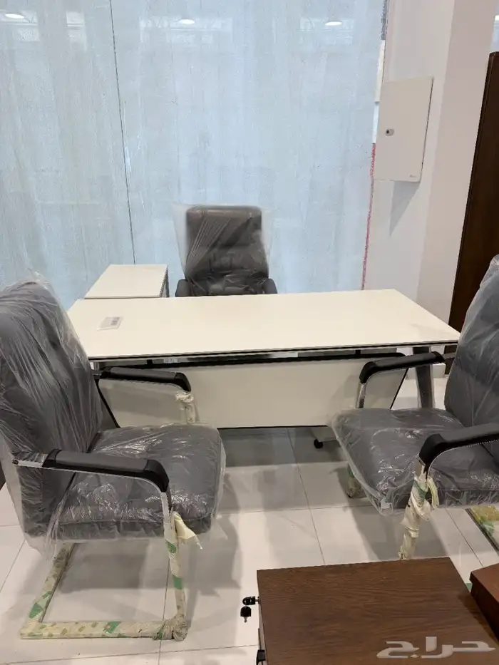 طاولة مكتب بلمسة فنية بأحجام مختلفة 38