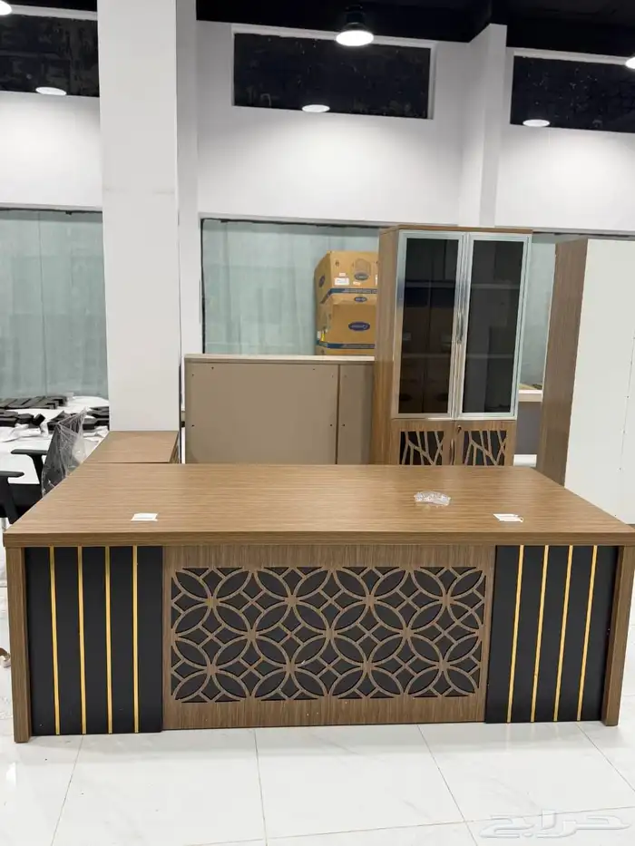 طاولة مكتب بلمسة فنية بأحجام مختلفة 0