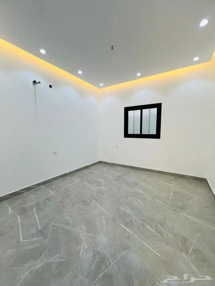 للبيع شقه ارضيه وشقه علويه حي البوادي المربع الذهبي 15