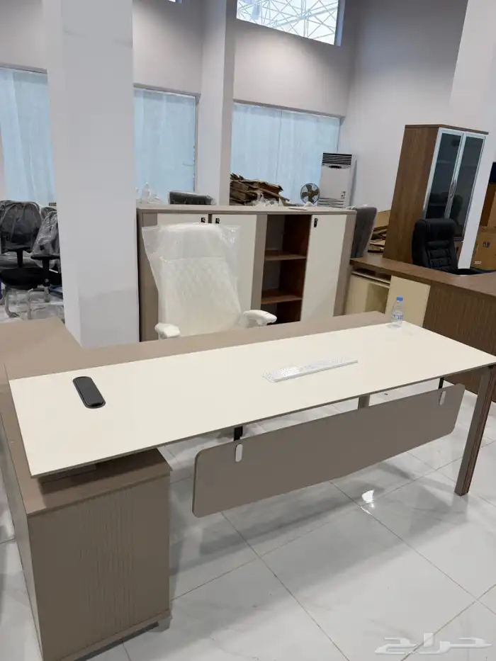 طاولة مكتب بلمسة فنية بأحجام مختلفة 22