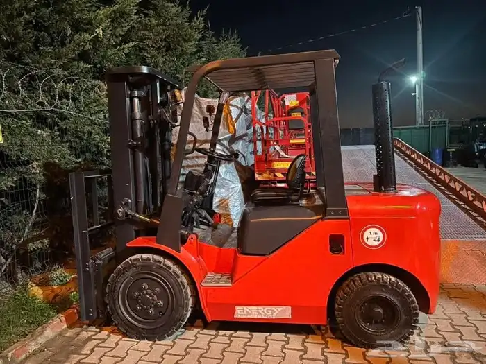 سيزر لفت رافعة مقصية للايجار 10م 12م14م رافعة عمال سيزر لفت 4