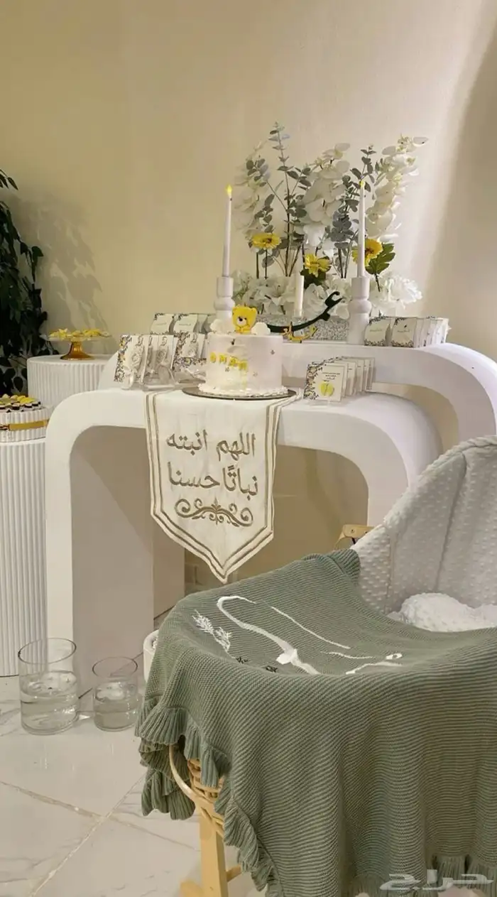 طاولات استقبال مواليد ابيض استخدام نظيف 0