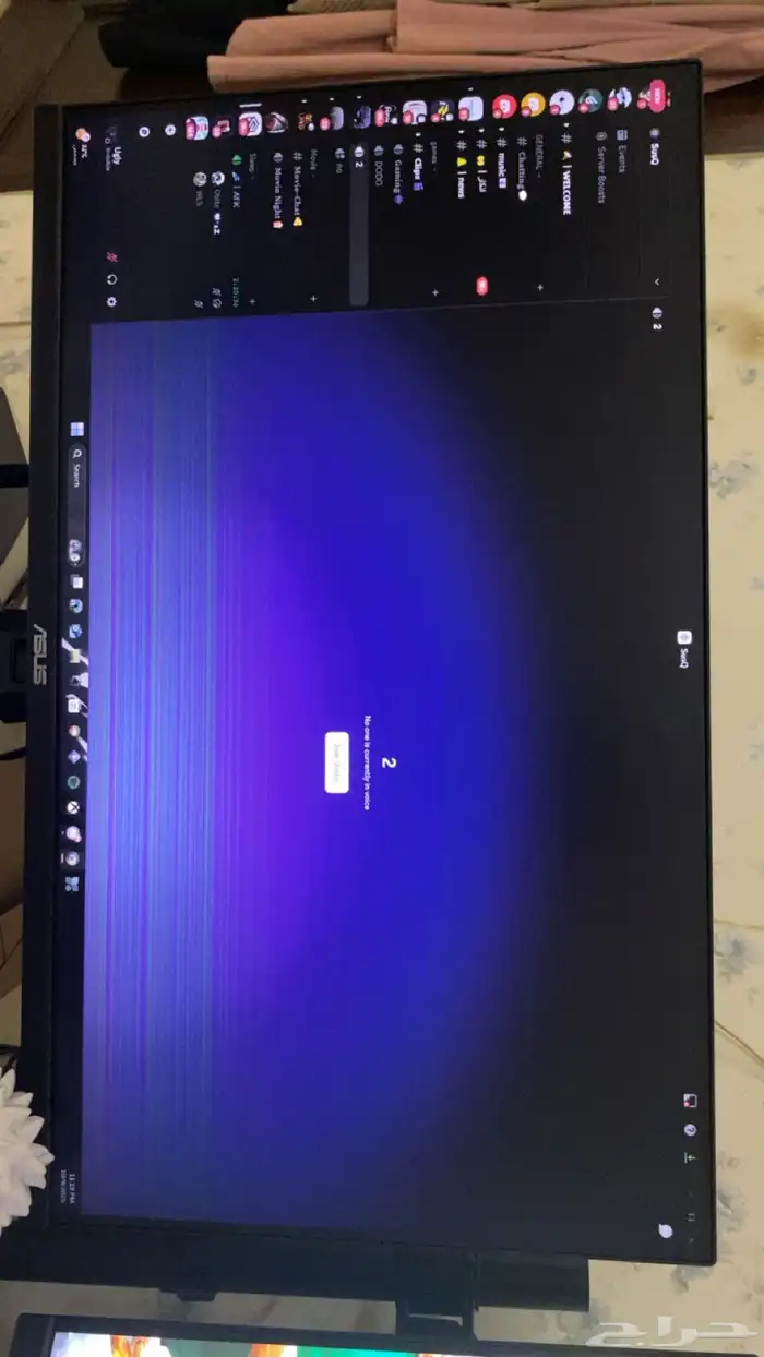 شاشة قيمنق 165hz 27 انش و فيها خلل بسيط اتوقع انو من المحول 0
