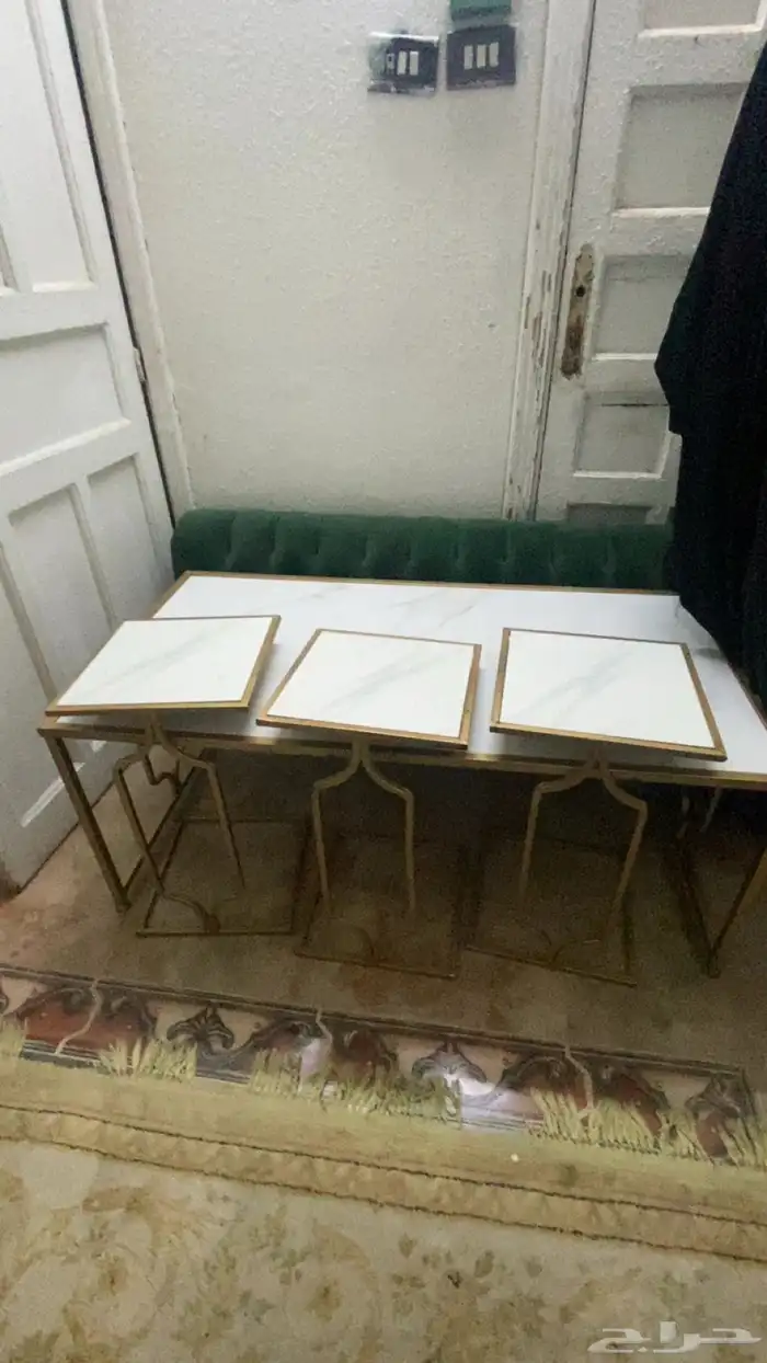 طاولة كبيرة مع ثلاثة طولات صغيرة 0