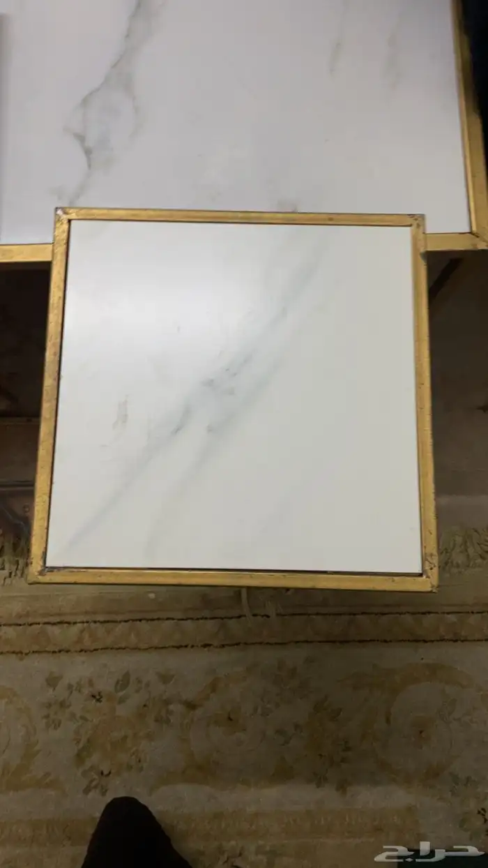 طاولة كبيرة مع ثلاثة طولات صغيرة 2