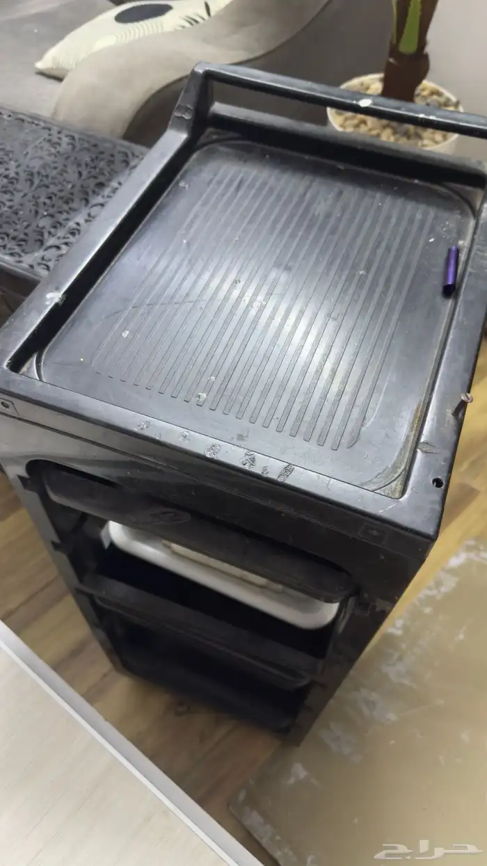 طاولة طعام و ادراج حديد و ادراج بلاستيك 0