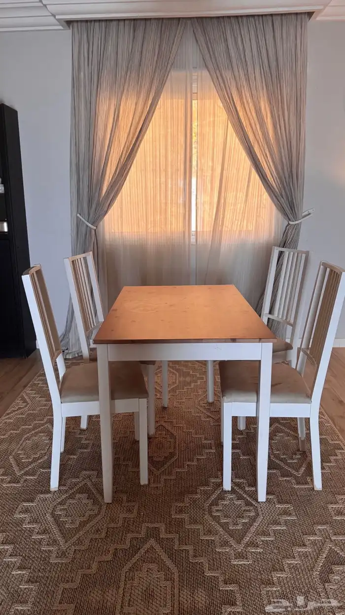 طاولة طعام مع اربع كراسي 2
