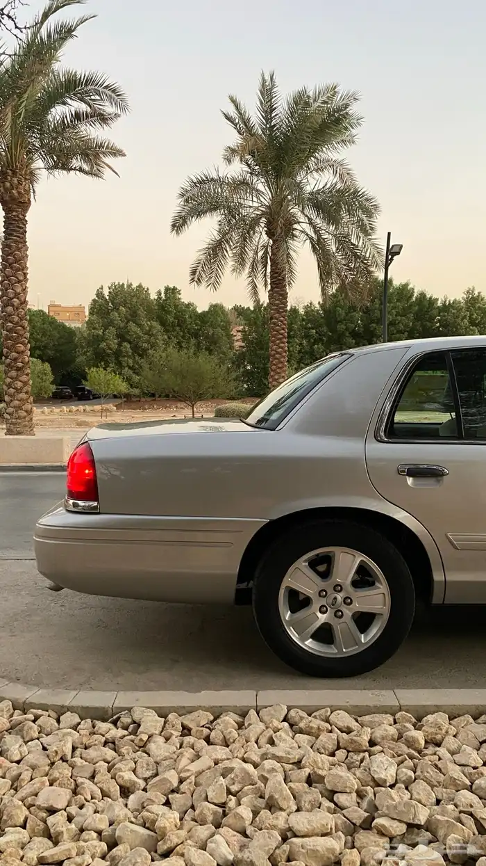 فورد كراون فكتوريا 2009 نظيف 8