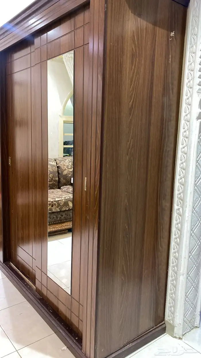 دولاب سحاب ونظيف ونوع الخشب إيطالي 0