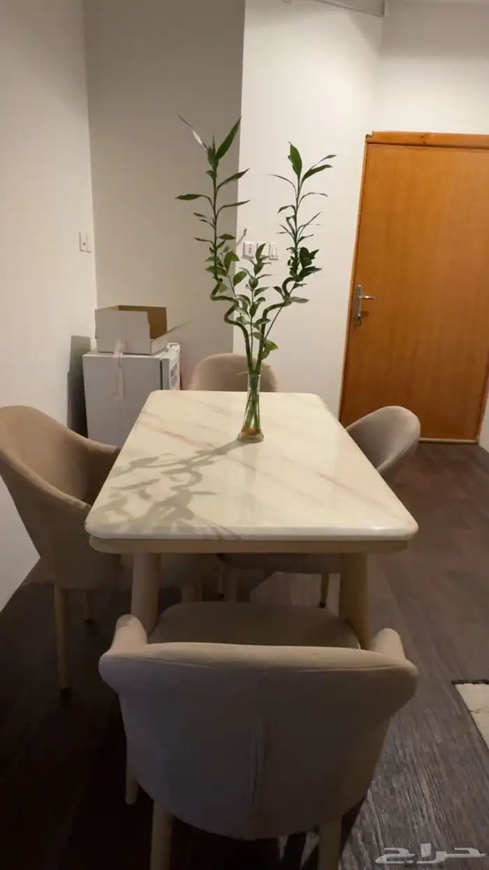 طاولة مع 4كراسي 1