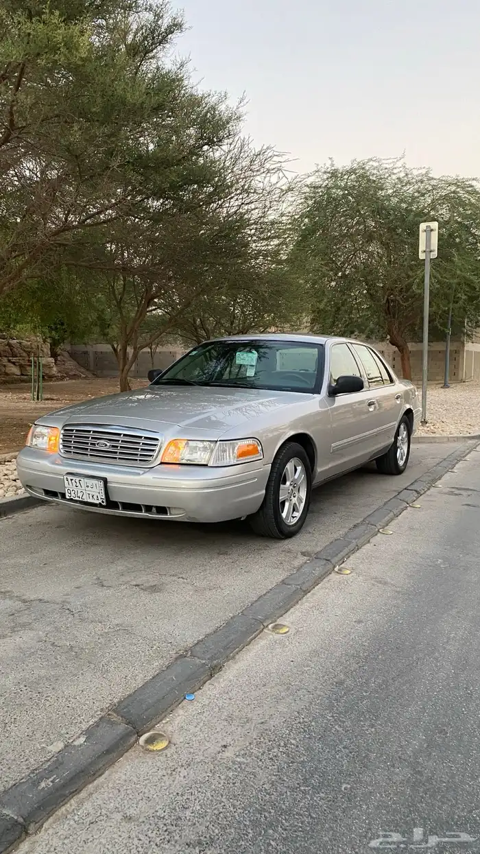 فورد كراون فكتوريا 2009 نظيف 2