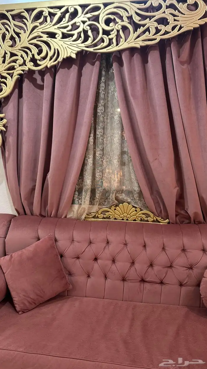 كنب مجلس نضيف مع الستائر مع ديكور ستائر مع دنتيل مافيه شقوق 3