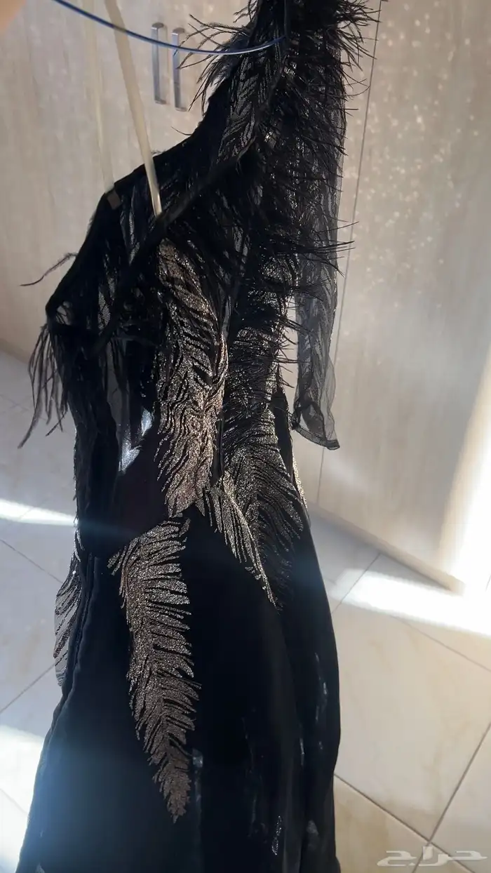 فستان أسود فخم بالتطريز الذهبي اللامع 0