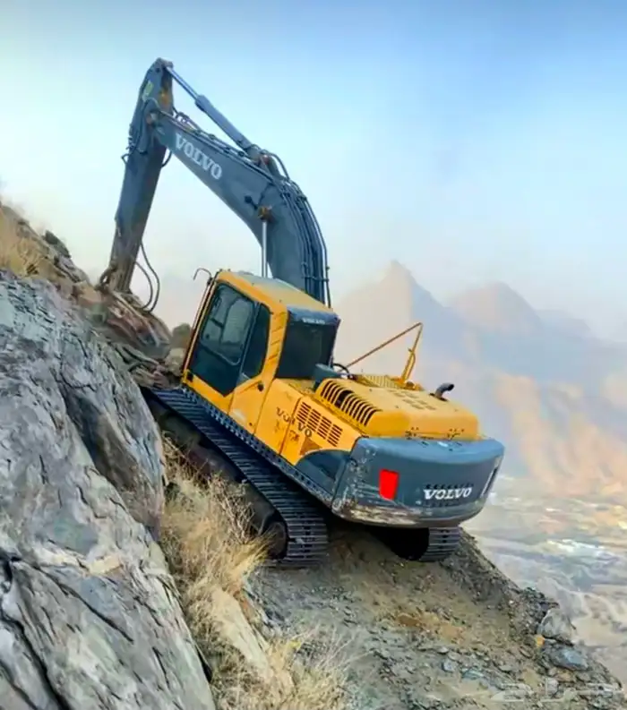 بوكلين للايجار تكسير جبال وحفر مقاولات او بليوميه او بساعه 0