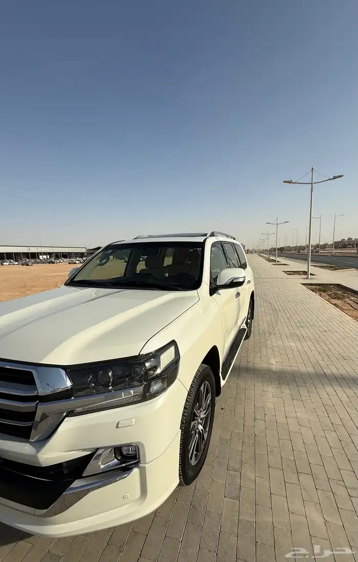 جيب لاندكروزر GXR تورنق موديل 2020 4