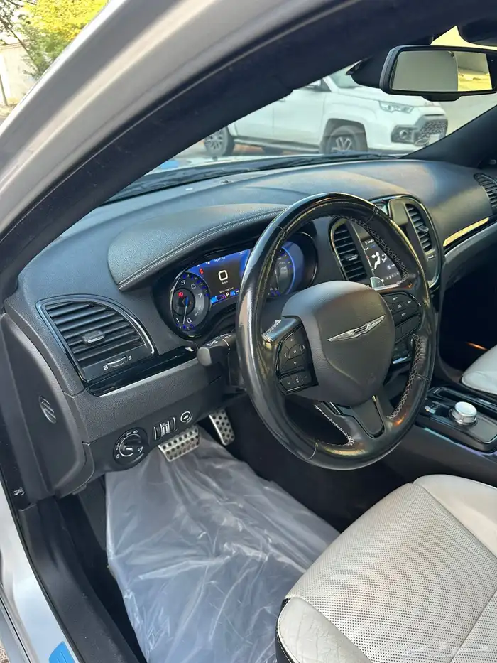 للبيع كرايزلر c300 فل كامل s 19
