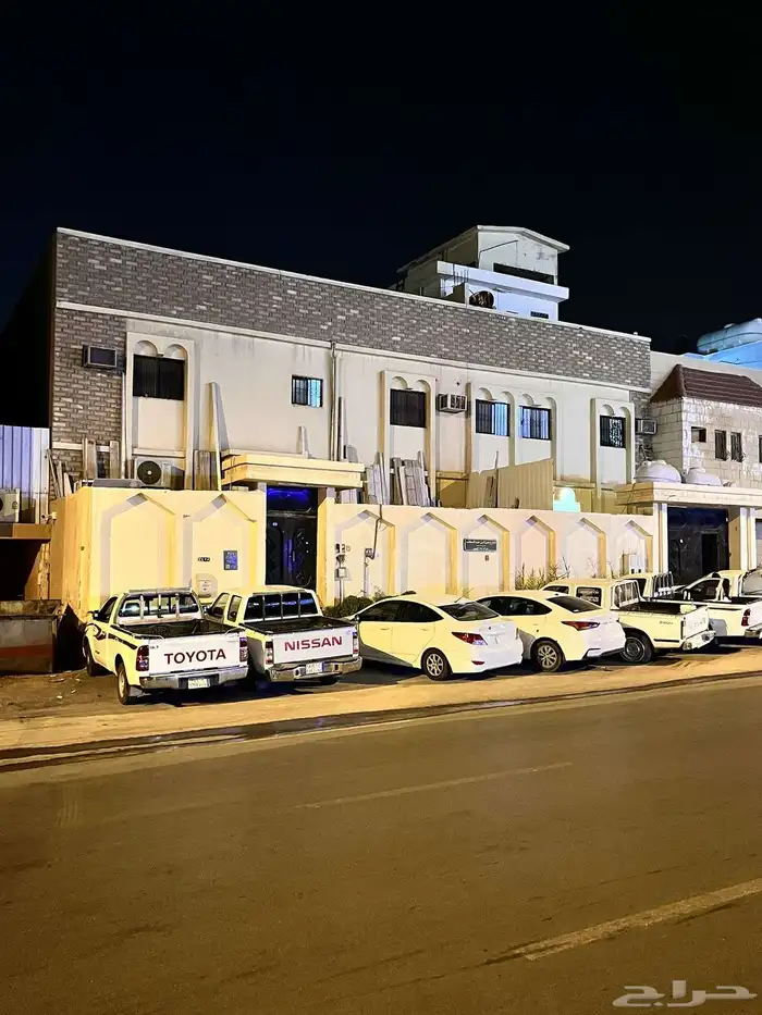 للبيع أرض تجارية مقام عليها فلة بقيمة أرض 1.200.000 1