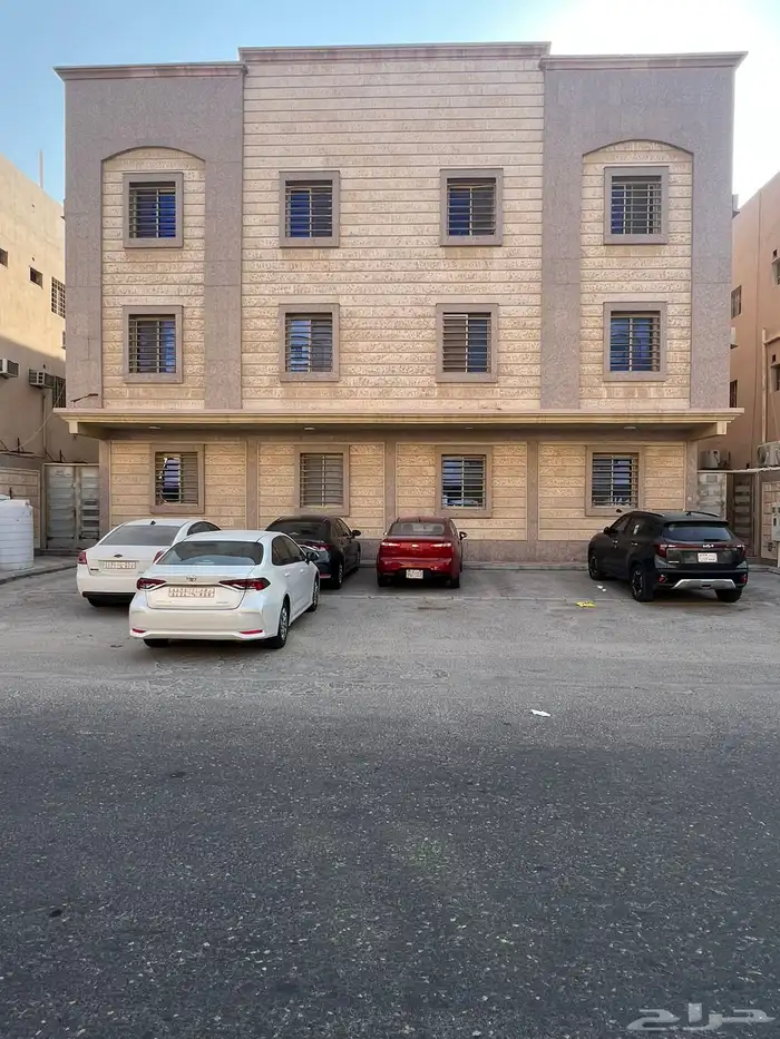 عمارة للبيع بموقع متميز بحي العزيزية قرب المدينة العالمية 0