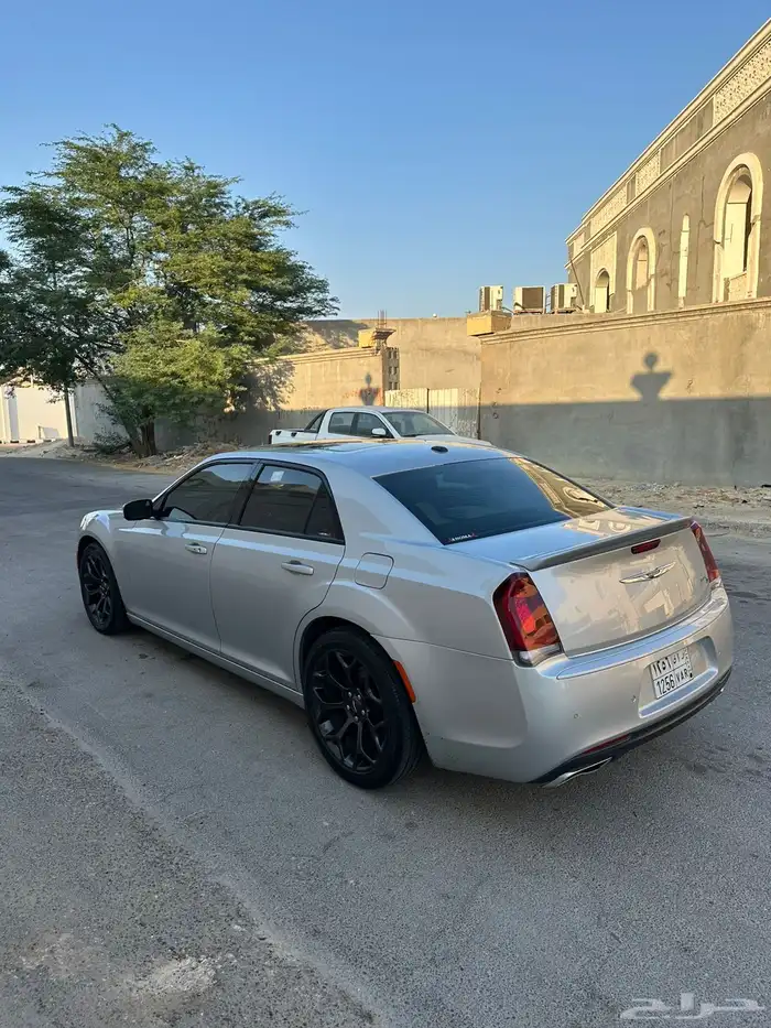 للبيع كرايزلر c300 فل كامل s 8
