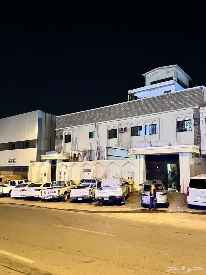 للبيع أرض تجارية مقام عليها فلة بقيمة أرض 1.200.000 0