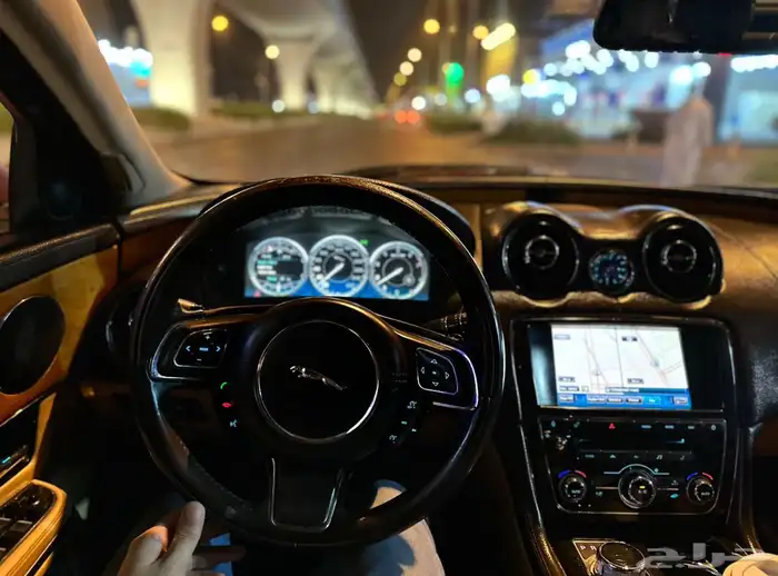 جاكوار jx للبيع اليوم بداعي السفر نضيف جدا وكاله على الفحص 53