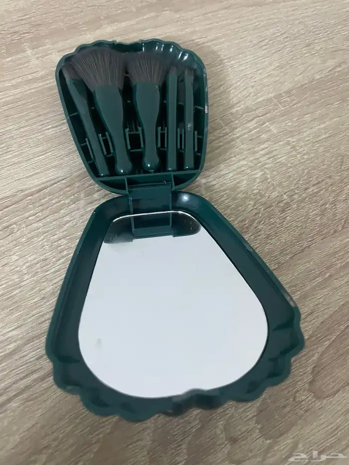 مرايا مع خمس فرشات مكياج مجانا 2