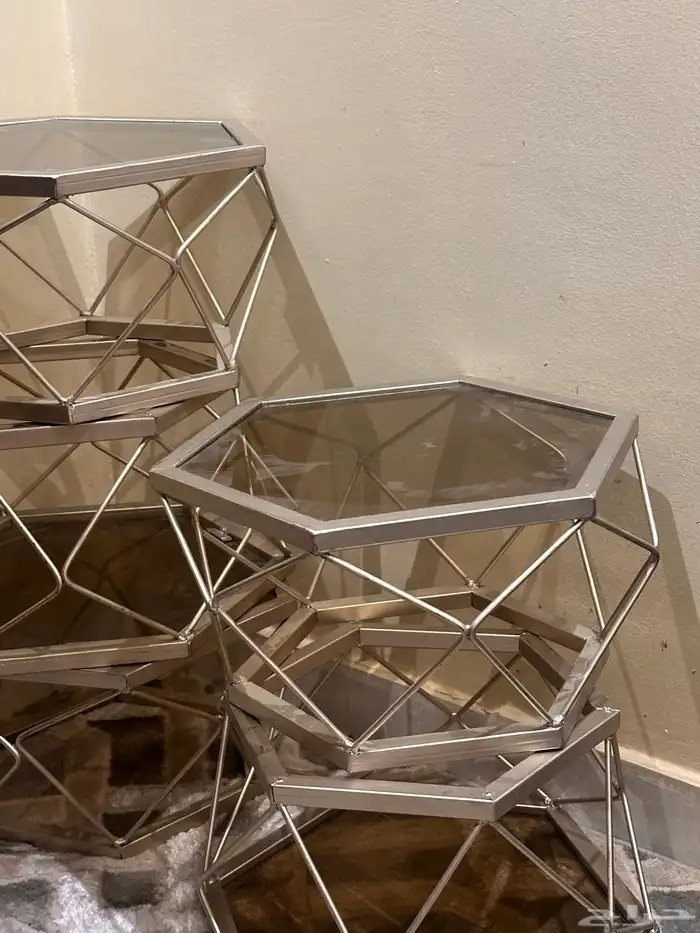 طاولة كبيره و خمسه خدمه صغيرة 0